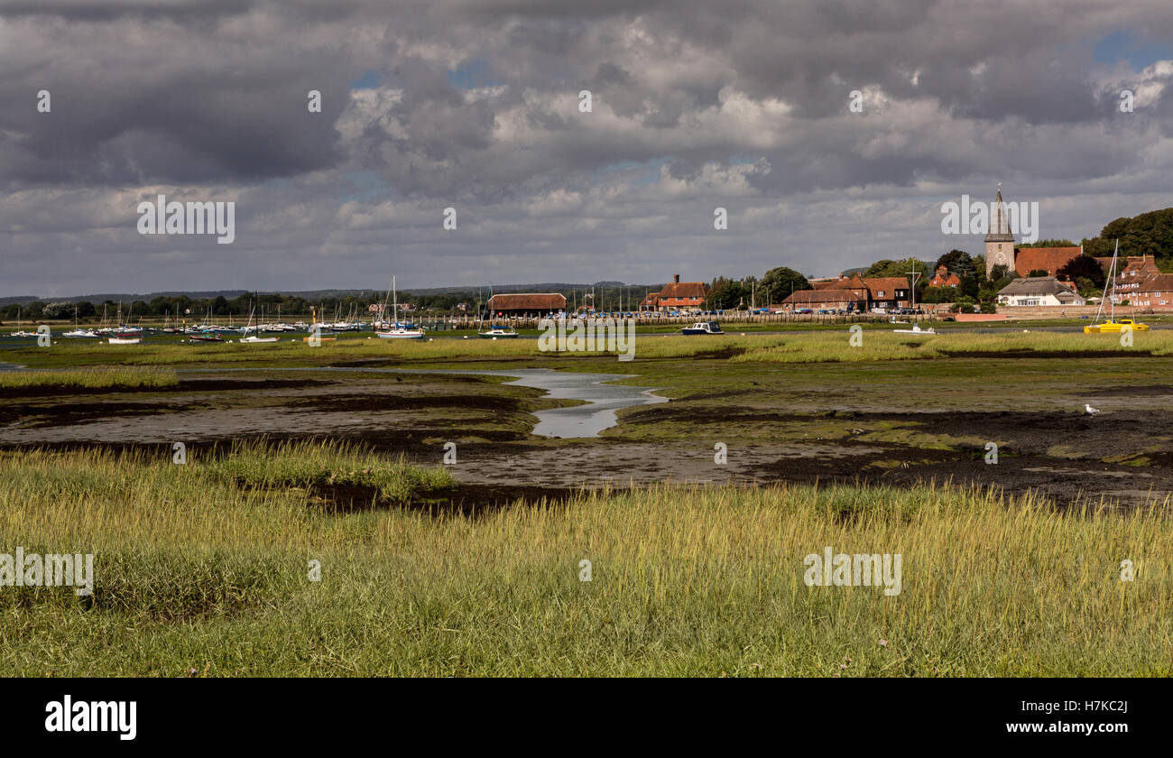 Bosham borgo attraverso la baia Foto Stock