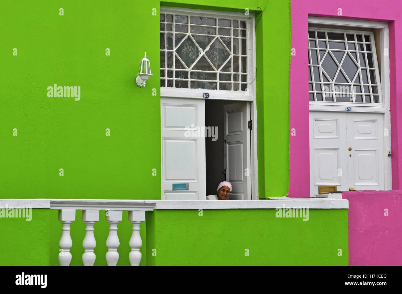 Sud Africa: Lo skyline e vista di Bo-Kaap, il quartiere musulmano di Cape Town noto per la sua luminosa case colorate e ciottoli lapidato strade Foto Stock