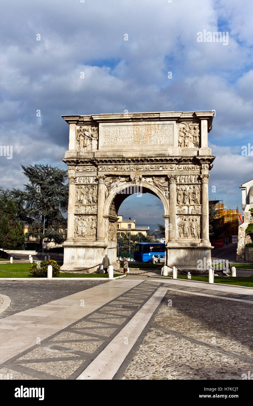 Arco Trionfale di Traiano, 114-117 a.C., edificio romano, Benevento, Campania, nel sud dell'Italia, Europa Foto Stock