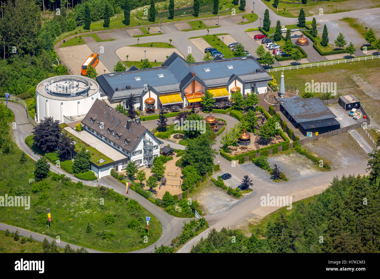 Vista aerea, centro visitatori del Warsteiner Brewery, Warstein, Sauerland, Nord Reno-Westfalia, Germania Foto Stock