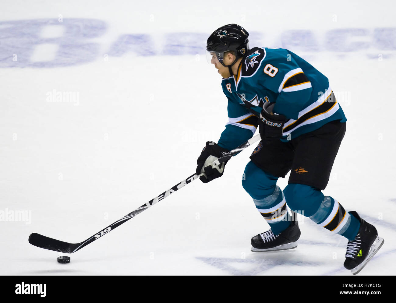 Novembre 25, 2009; San Jose, CA, Stati Uniti d'America; San Jose Sharks center Joe Pavelski (8) durante il secondo periodo contro il Chicago Blackhawks a HP Pavilion. Chicago ha sconfitto San Jose 7-2. Foto Stock