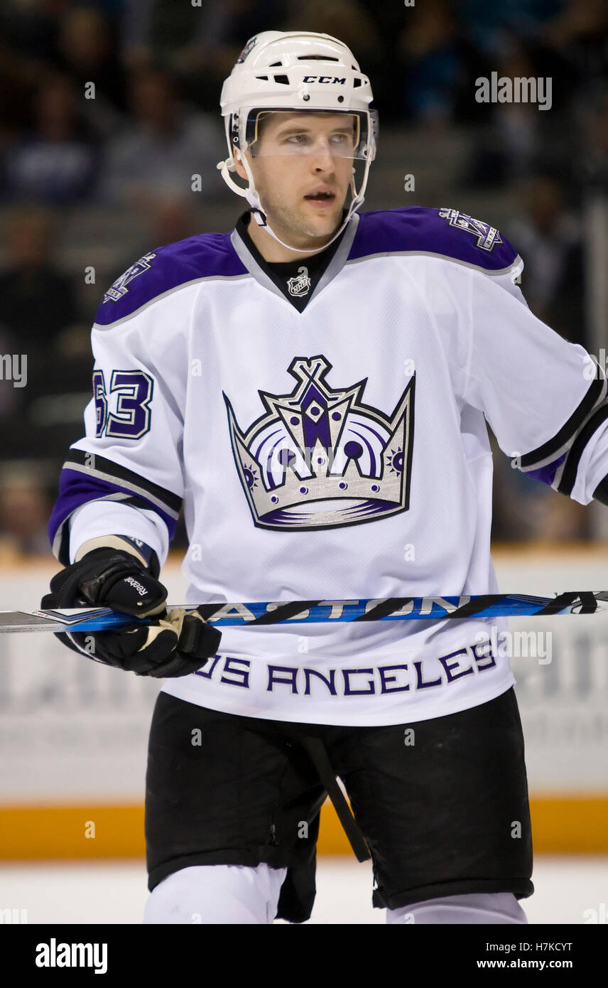 4 gennaio 2010; San Jose, CA, Stati Uniti; il centro dei Los Angeles Kings Scott Parse (63) durante il primo periodo contro i San Jose Sharks all'HP Pavilion. Los Angeles ha battuto in finale San Jose 6-2. Foto Stock