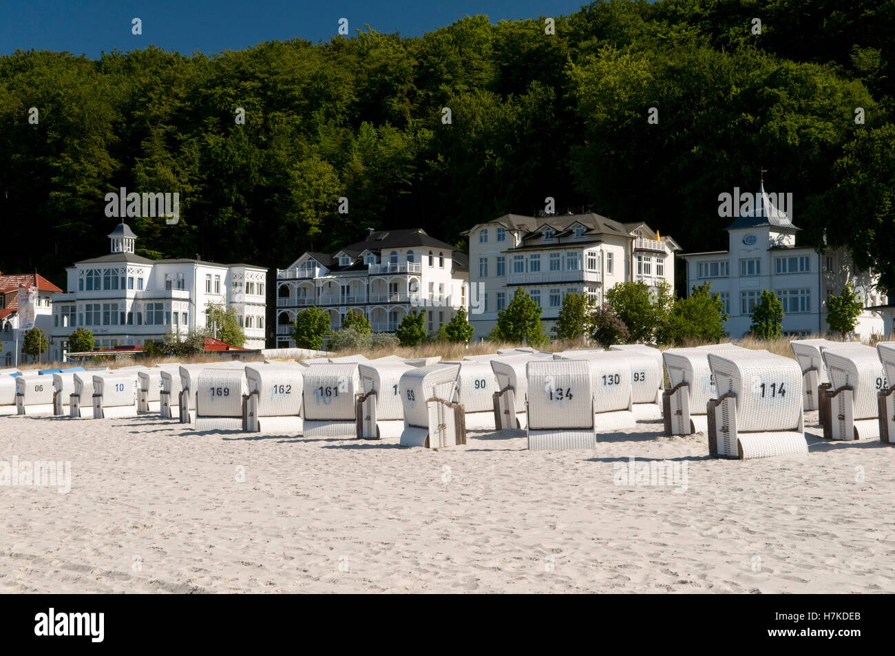 In vimini con tetto di sedie a sdraio sulla spiaggia del Mar Baltico resort città di Binz, Isola di Ruegen, Meclemburgo-Pomerania Occidentale Foto Stock