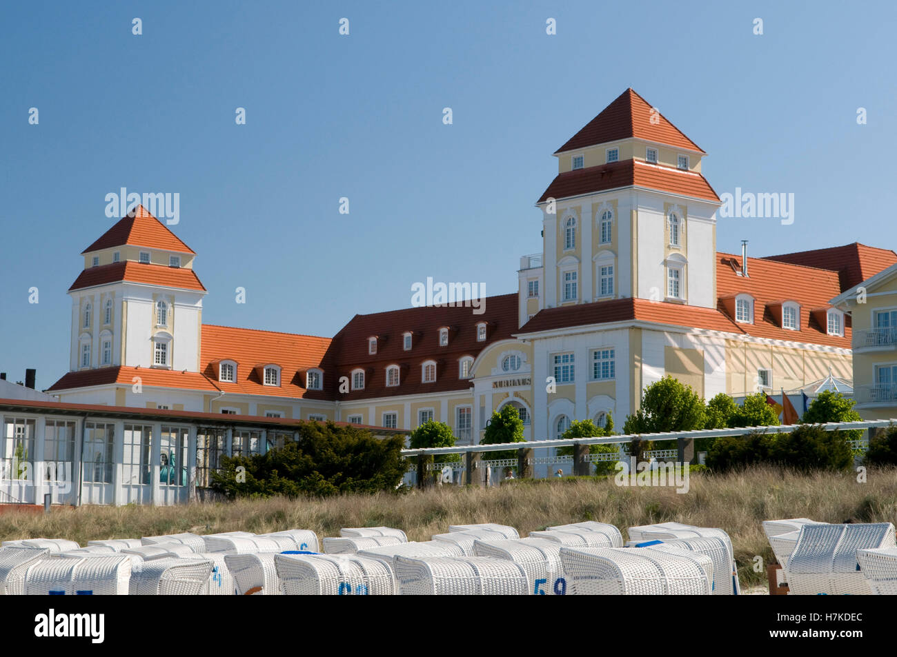 Coperto e sedie da spiaggia in vimini nella parte anteriore del Kurhaus, spa hotel nel Mar Baltico resort città di Binz, Isola di Ruegen Foto Stock