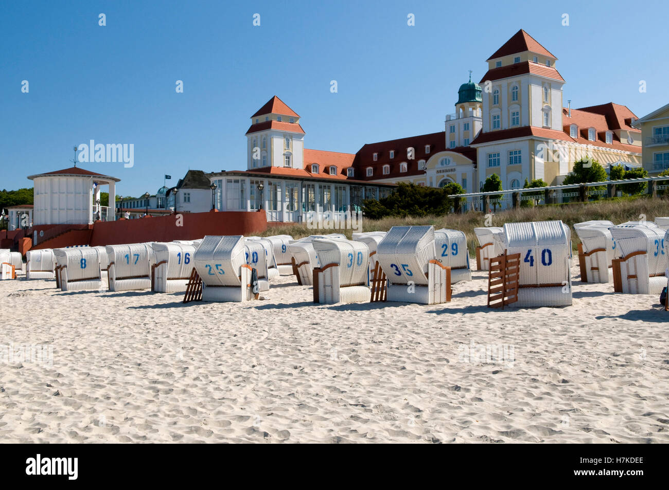Coperto e sedie da spiaggia in vimini nella parte anteriore del Kurhaus, spa hotel nel Mar Baltico resort città di Binz, Isola di Ruegen Foto Stock