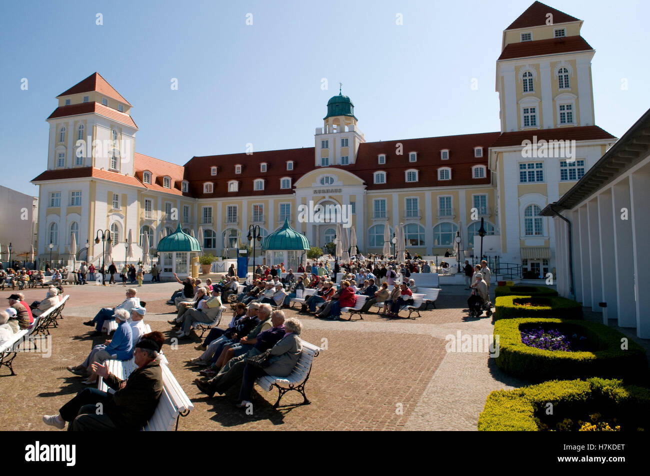 Concerto all'aperto a Kurhaus, spa hotel nel Mar Baltico resort città di Binz, Isola di Ruegen, Meclemburgo-Pomerania Occidentale Foto Stock
