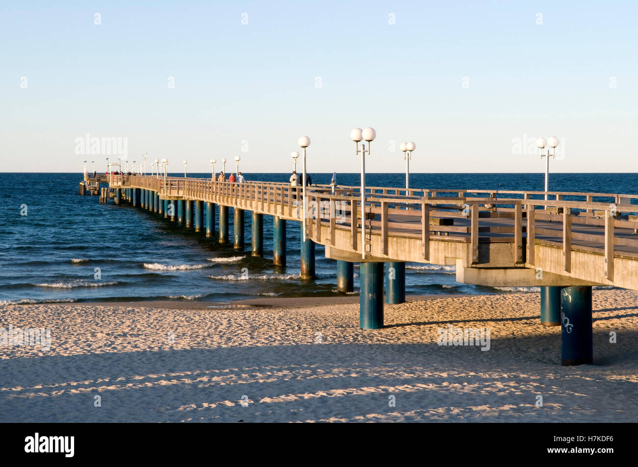 Pier nel Mar Baltico resort città di Binz, Isola di Ruegen, Meclemburgo-Pomerania Occidentale Foto Stock
