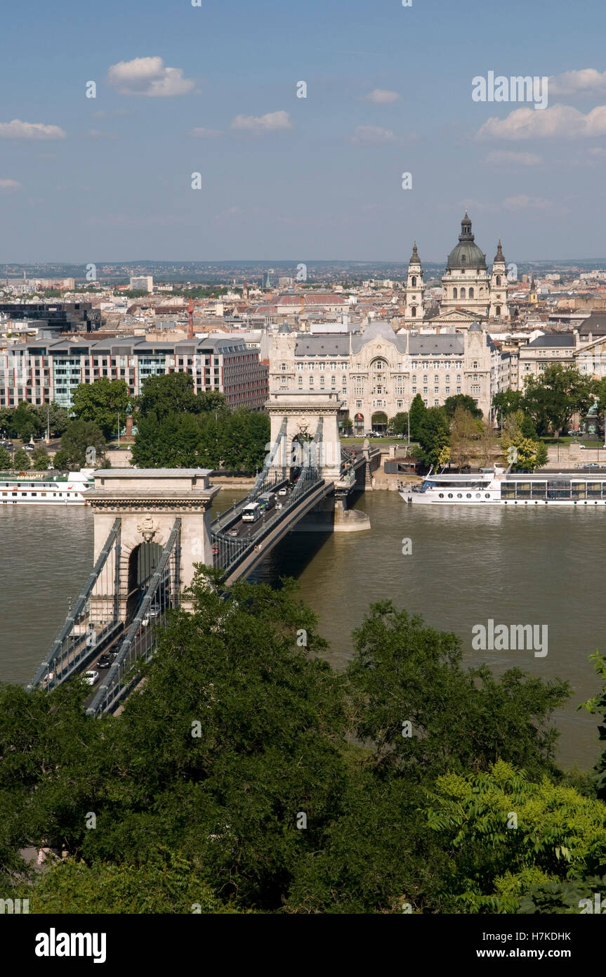 Vista dalla collina del castello sulle rive del Danubio con il Ponte della Catena, Gresham Palace e la Basilica di Santo Stefano Foto Stock