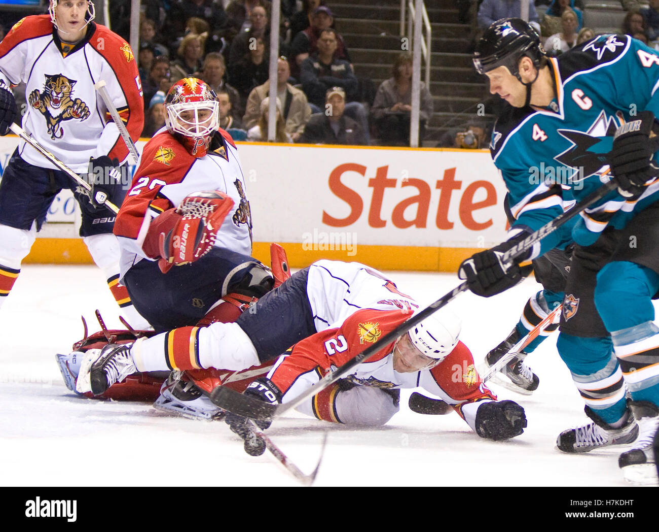 Marzo 13, 2010; San Jose, CA, Stati Uniti d'America; Florida Panthers defenceman Keith Ballard (2) salva un colpo da San Jose Sharks defenceman Rob Blake (4) durante il terzo periodo a HP Pavilion. Florida sconfitto San Jose 3-2 in ore di lavoro straordinario. Foto Stock