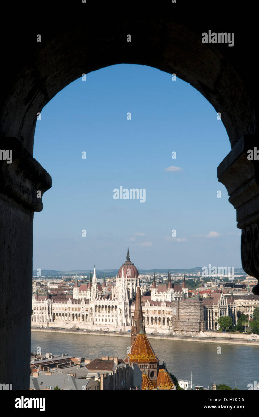 Vista dalla collina del castello sulle rive del fiume Danubio e il Parlamento, Budapest, Ungheria, Europa Foto Stock
