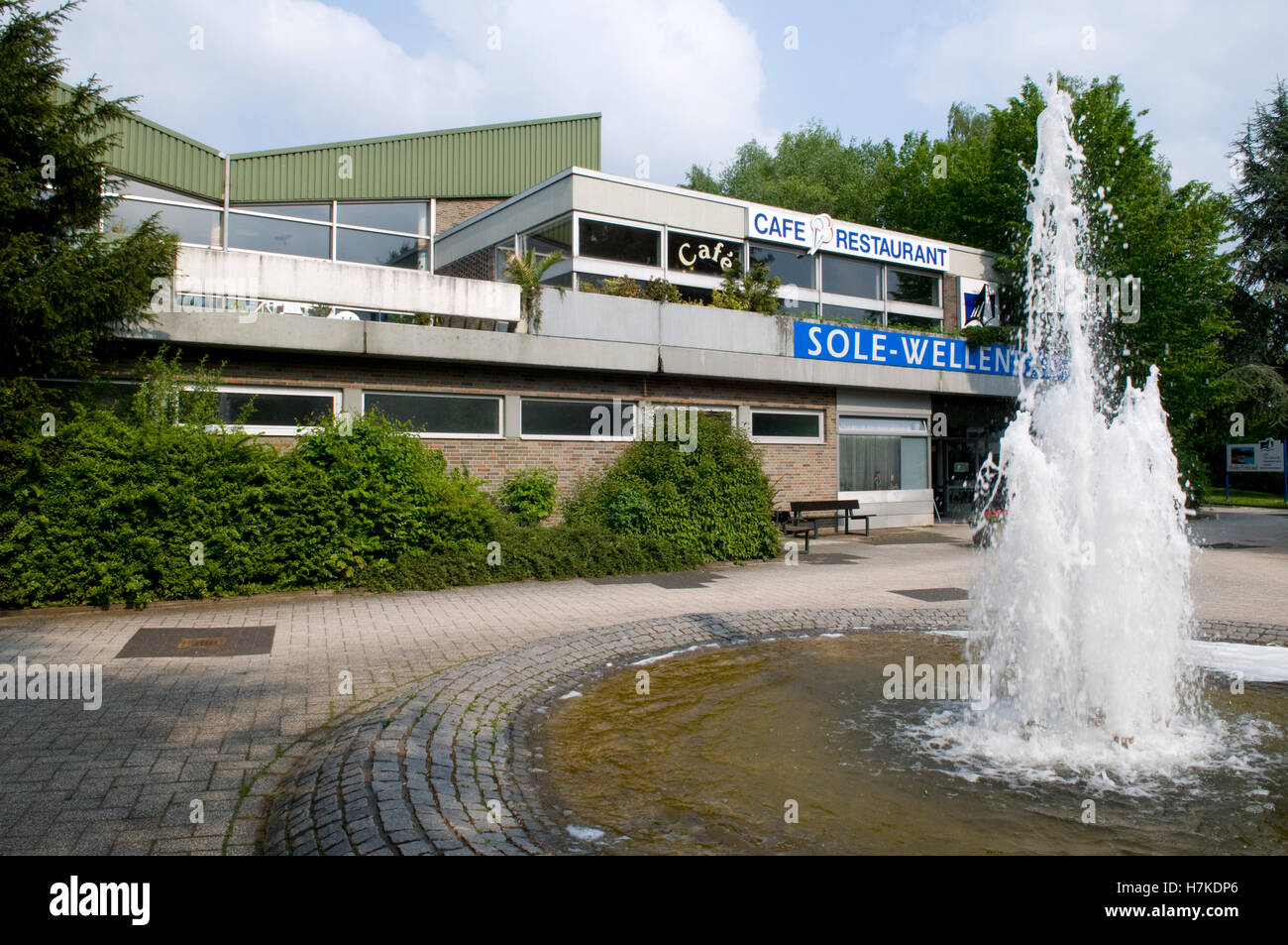 Onde artificiali e una piscina di acqua salata presso i giardini del centro termale, Bad Rothenfelde, spa, Osnabruecker regione Land Bassa Sassonia Foto Stock