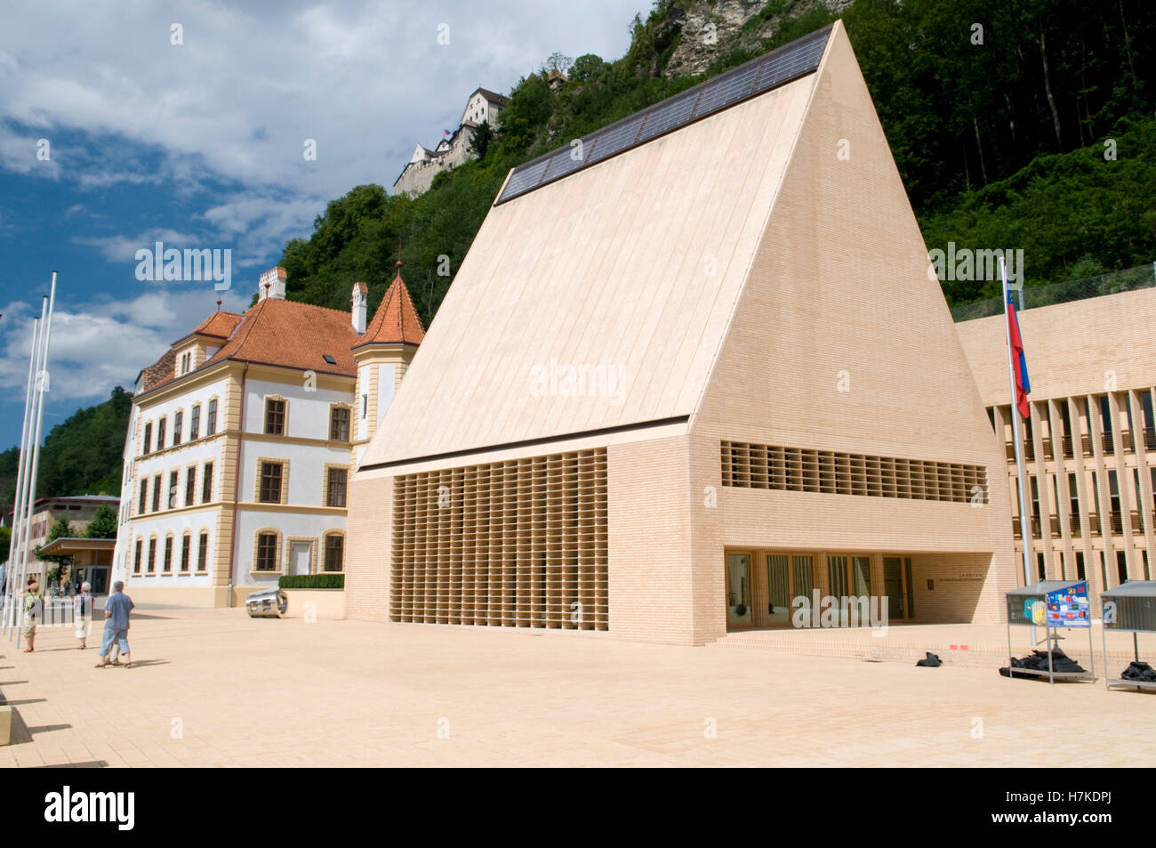 Il palazzo del parlamento e il Museo Nazionale di Vaduz, Principato del Liechtenstein, Europa Foto Stock