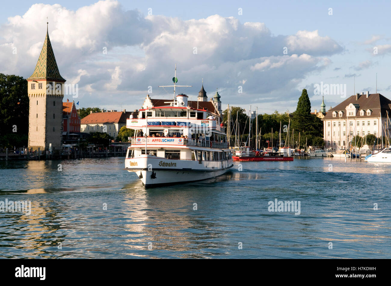 Torre Mangturm e nave passeggeri, Lindau, Lago di Costanza, Bavaria Foto Stock