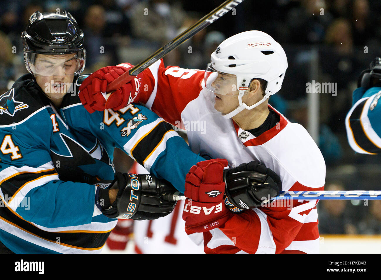 Novembre 30, 2010; San Jose, CA, Stati Uniti d'America; ali rosse di Detroit ala sinistra Jiri Hudler (26) collide con San Jose Sharks defenceman Marc-Edouard Vlasic (44) durante il secondo periodo di HP Pavilion. Foto Stock