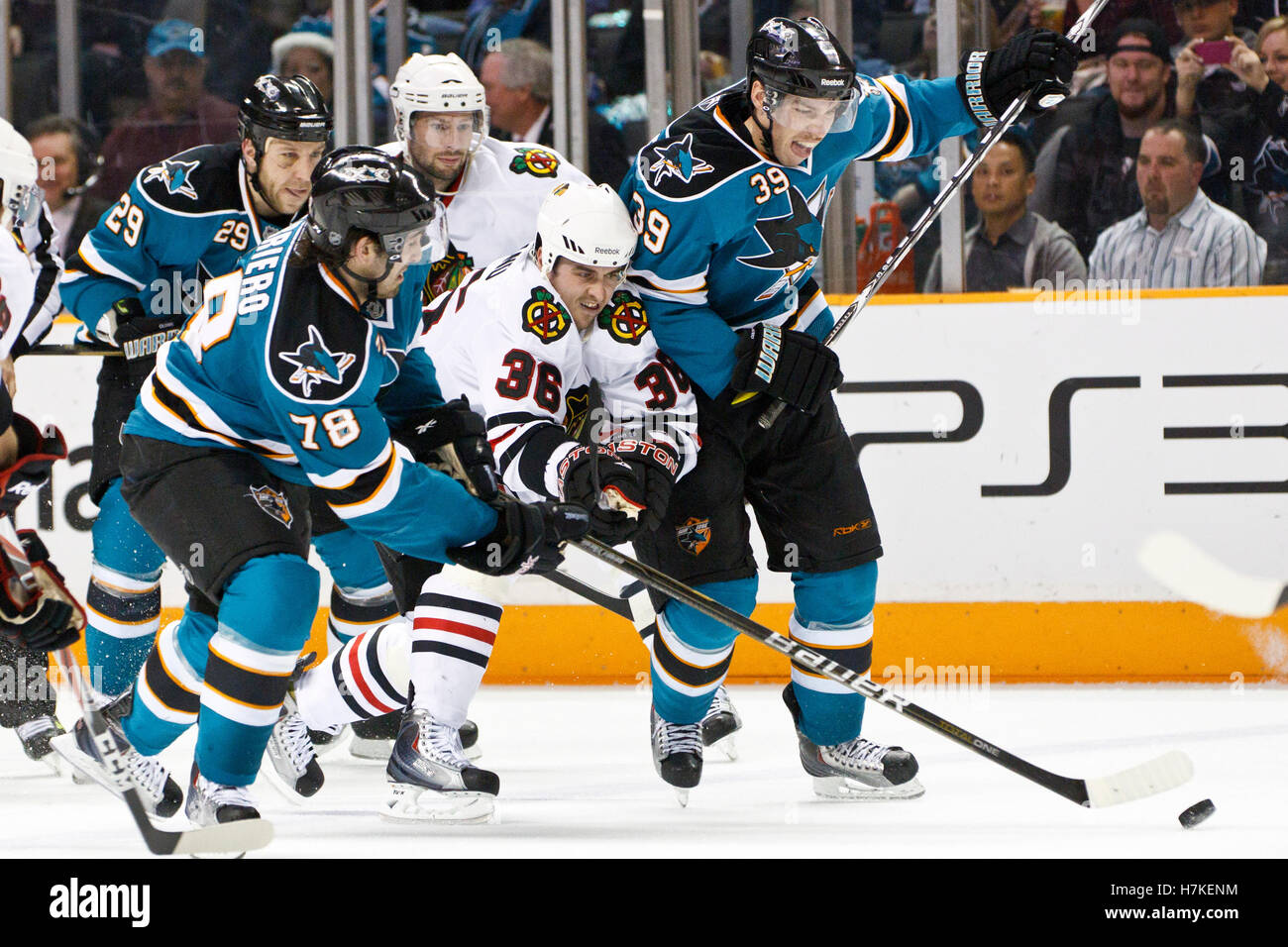Dicembre 11, 2010; San Jose, CA, Stati Uniti d'America; Chicago Blackhawks center Dave Bolland (36) viene controllato da San Jose Sharks center Benn Ferriero (78) e centro Logan Couture (39) durante il secondo periodo di HP Pavilion. Foto Stock