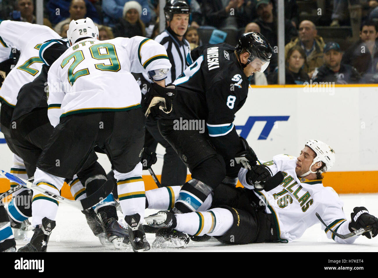 Dicembre 13, 2010; San Jose, CA, Stati Uniti d'America; San Jose Sharks center Joe Pavelski (8) urti Dallas Stars ala destra Adam Burish (16) di ghiaccio durante il secondo periodo di HP Pavilion. Foto Stock