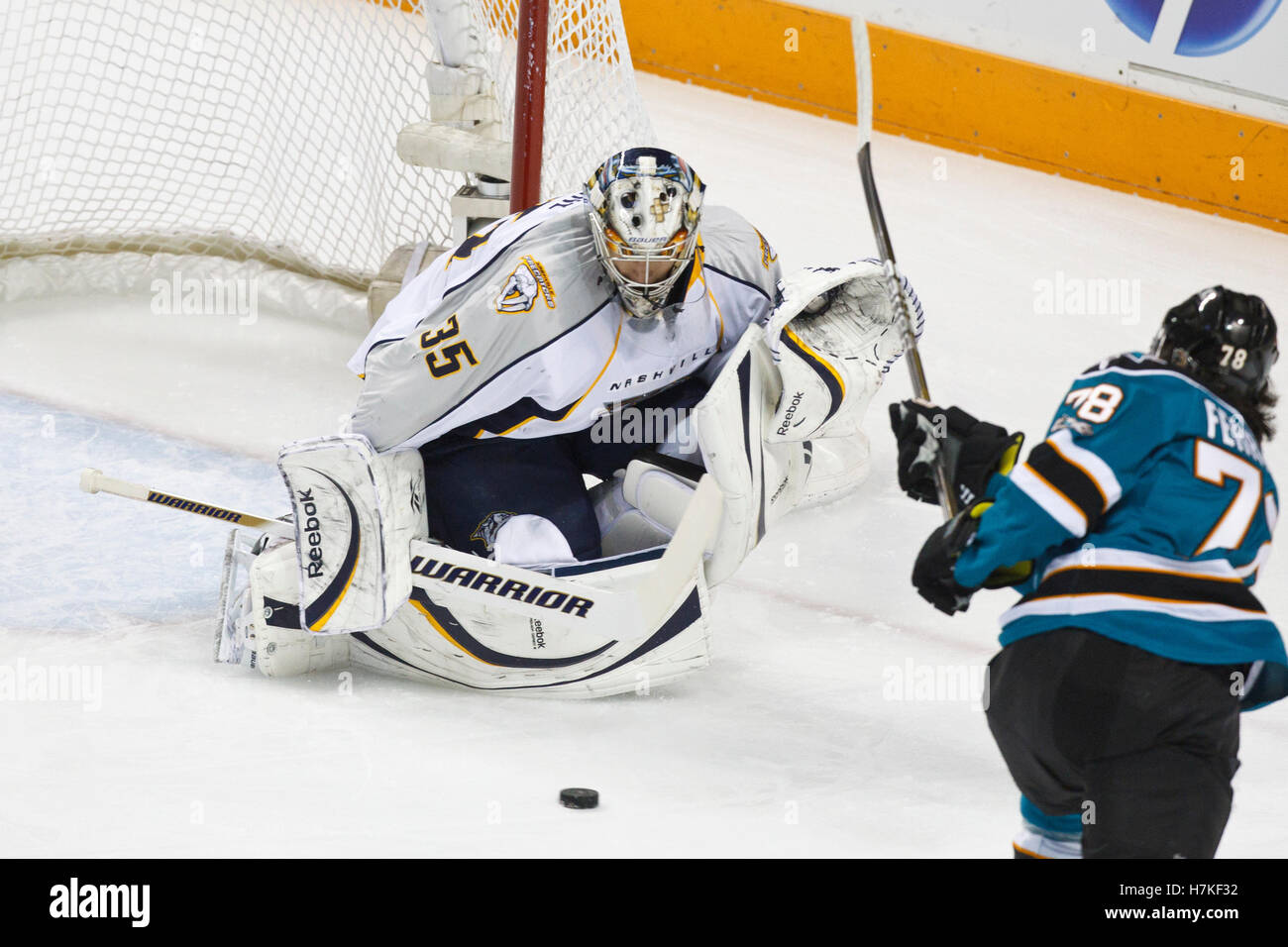 Gennaio 8, 2011; San Jose, CA, Stati Uniti d'America; Nashville Predators goalie Pekka Rinne (35) arresta un colpo da San Jose Sharks center Benn Ferriero (78) durante il primo periodo di HP Pavilion. Foto Stock