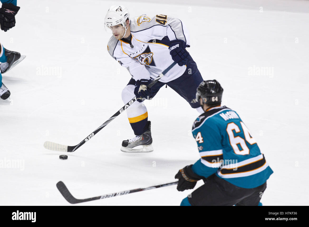 Gennaio 8, 2011; San Jose, CA, Stati Uniti d'America; Nashville Predators ala destra Marek Svatos (40) pattini passato San Jose Sharks ala sinistra Jamie McGinn (64) durante il primo periodo di HP Pavilion. Foto Stock