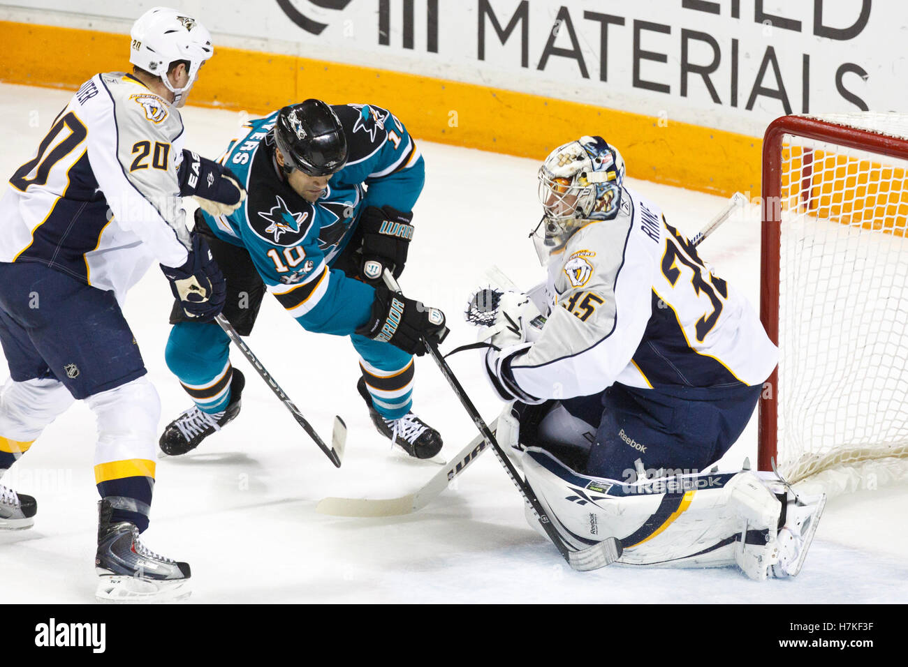 Gennaio 8, 2011; San Jose, CA, Stati Uniti d'America; Nashville Predators goalie Pekka Rinne (35) arresta un colpo da San Jose Sharks centro Jamal Mayers (10) durante il primo periodo di HP Pavilion. Foto Stock
