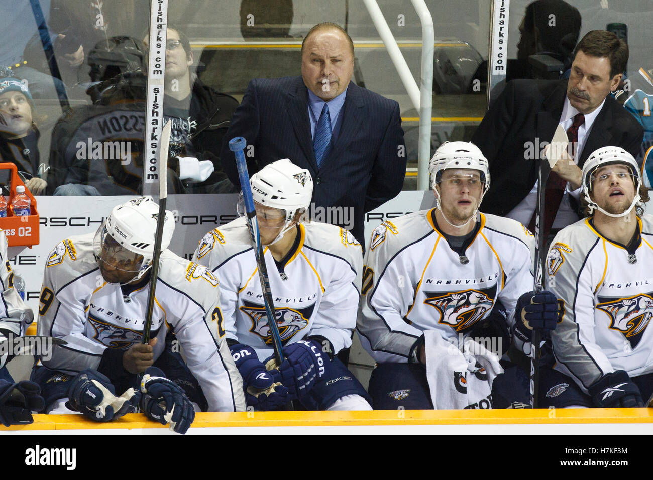 Gennaio 8, 2011; San Jose, CA, Stati Uniti d'America; Nashville Predators head coach Barry Trotz sul banco durante il secondo periodo contro gli squali di San Jose a HP Pavilion. Foto Stock