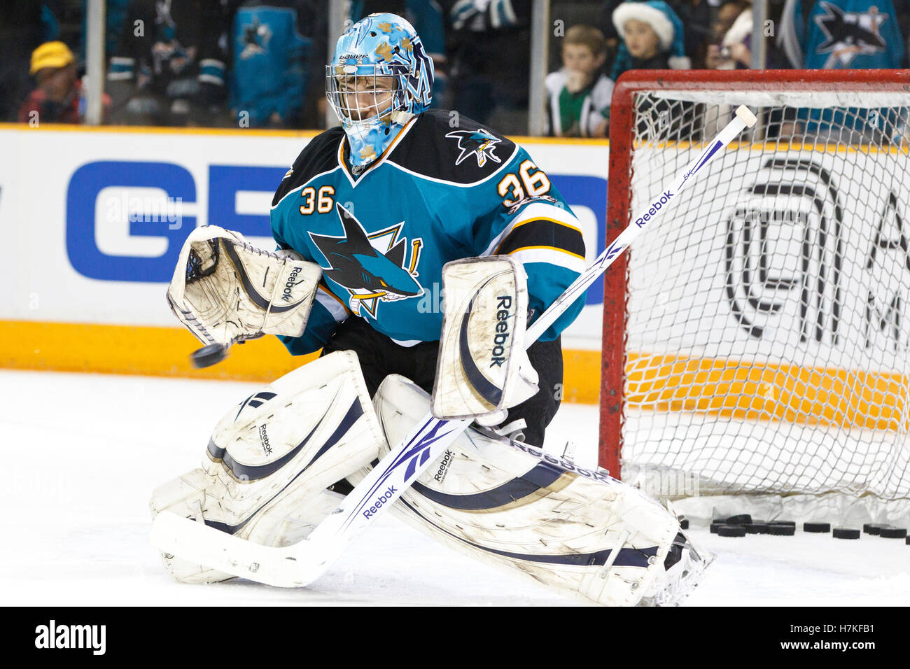 22 gennaio 2011; San Jose, CA, Stati Uniti; il portiere dei San Jose Sharks Jon-Paul Anderson (36) si scalda prima della partita contro i Minnesota Wild all'HP Pavilion. Foto Stock
