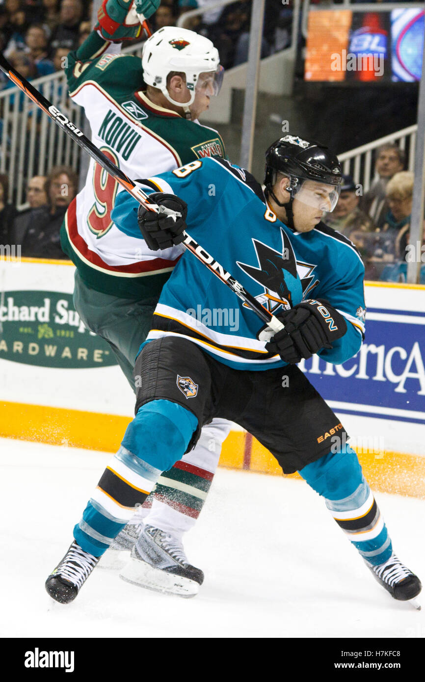 Gennaio 22, 2011; San Jose, CA, Stati Uniti d'America; San Jose Sharks center Joe Pavelski (8) collide con il Minnesota Wild center Mikko Koivu (9) durante il secondo periodo di HP Pavilion. Foto Stock
