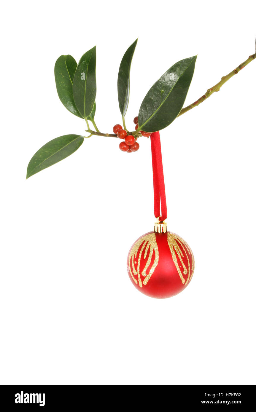 Rosso e oro glitter natale Pallina pendente da un ramo di agrifoglio Foto Stock