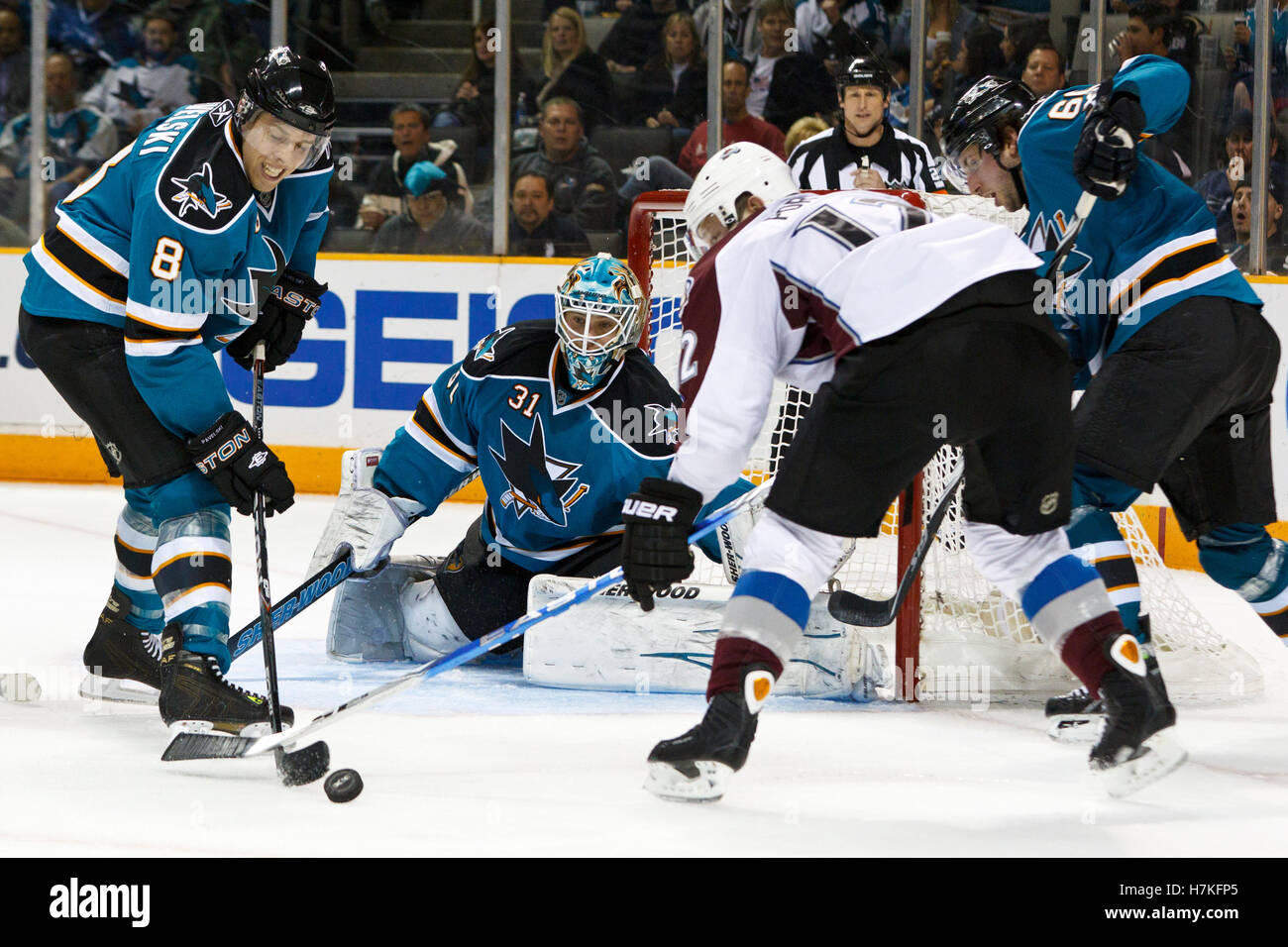 1° marzo 2011; San Jose, CA, Stati Uniti; Joe Pavelski (8), centro dei San Jose Sharks, libera il disco dal centro di Colorado Avalanche, Kevin Porter (12) durante il secondo periodo all'HP Pavilion. Foto Stock