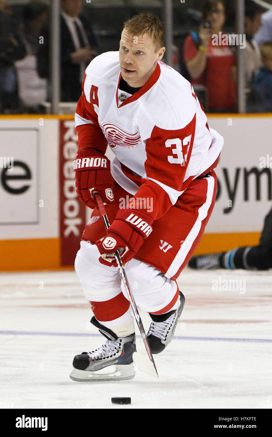 3 marzo 2011; San Jose, CA, USA; Detroit Red Wings Right Wing Kris Draper (33) si riscalda prima del gioco contro gli squali di San Jose all'HP Pavilion. Foto Stock