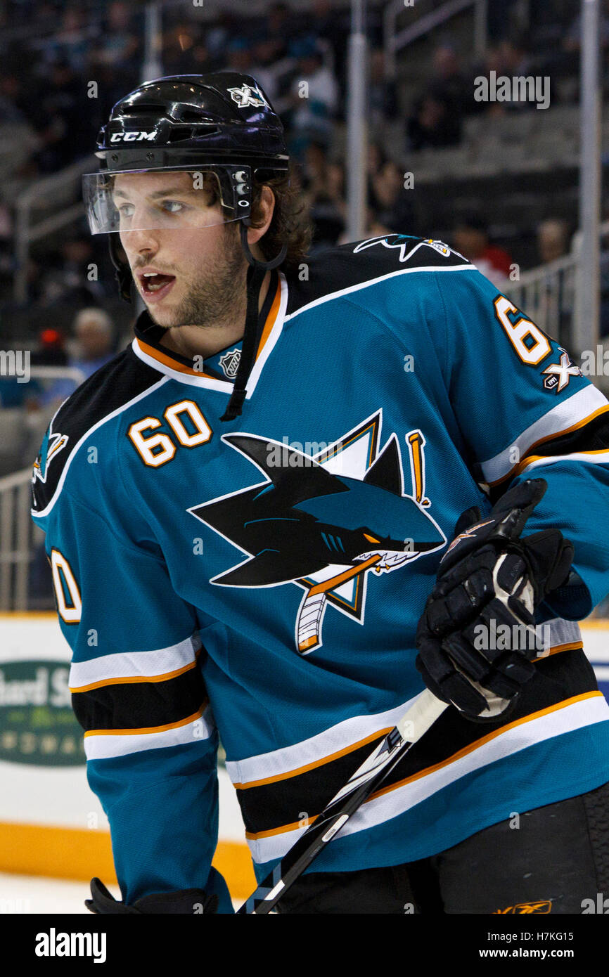 5 marzo 2011; San Jose, CA, Stati Uniti; il difensore dei San Jose Sharks Jason Demers (60) si scalda prima della partita contro i Dallas Stars all'HP Pavilion. Dallas sconfisse San Jose 3-2. Foto Stock