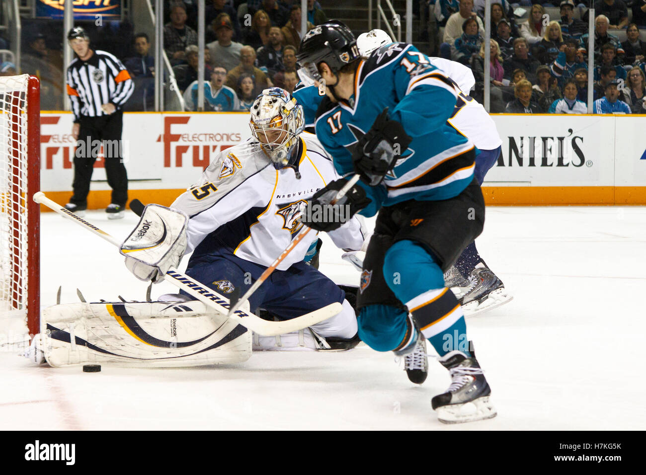 Marzo 8, 2011; san jose, ca, Stati Uniti d'America; Nashville Predators goalie pekka rinne (35) salva un colpo da san jose sharks center torrey Mitchell (17) durante il primo periodo di hp pavilion. Foto Stock