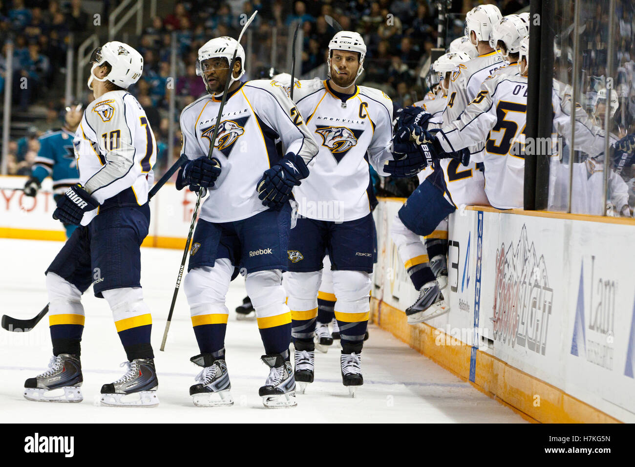 8 marzo 2011; San Jose, CA, USA; Nashville predatori di destra Joel Ward (29) festeggia con i compagni di squadra dopo aver segnato un gol contro gli squali di San Jose durante il primo periodo all'HP Pavilion. Foto Stock