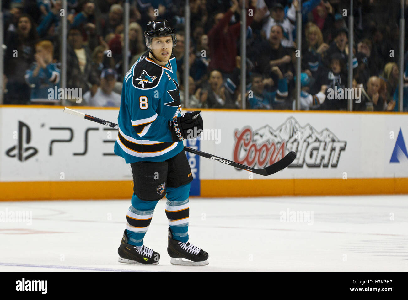 Marzo 19, 2011; San Jose, CA, Stati Uniti d'America; San Jose Sharks center Joe Pavelski (8) celebra dopo un goal contro il St. Louis Blues durante il primo periodo di HP Pavilion. Foto Stock