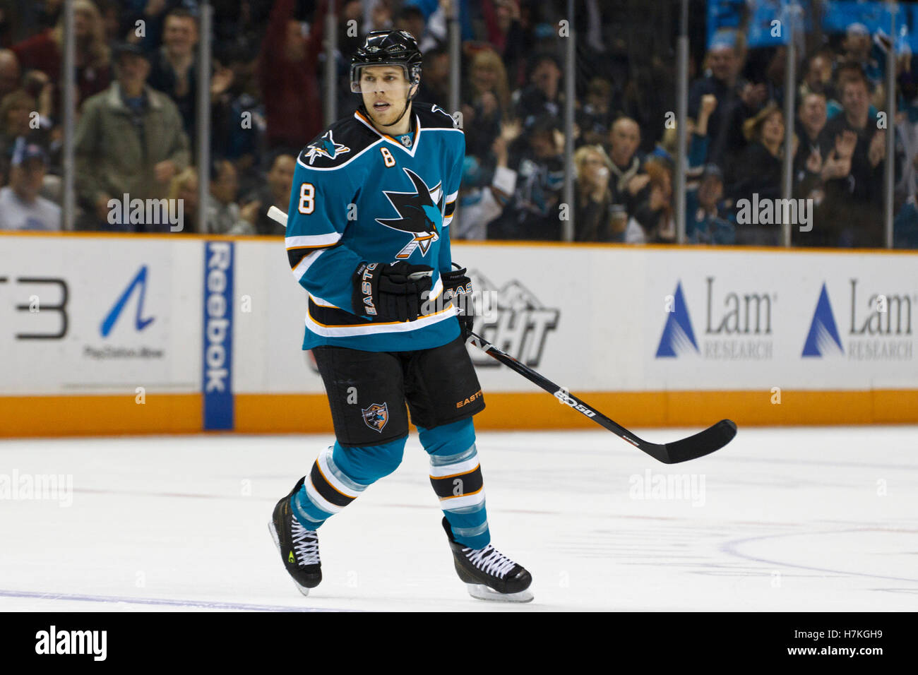 Marzo 19, 2011; San Jose, CA, Stati Uniti d'America; San Jose Sharks center Joe Pavelski (8) celebra dopo un goal contro il St. Louis Blues durante il primo periodo di HP Pavilion. Foto Stock