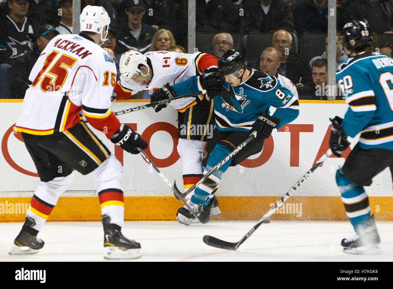 Marzo 23, 2011; san jose, ca, Stati Uniti d'America; san jose sharks center joe pavelski (8) controlli calgary flames defenceman cory sarich (6) contro il bordo durante il primo periodo di hp pavilion. Foto Stock
