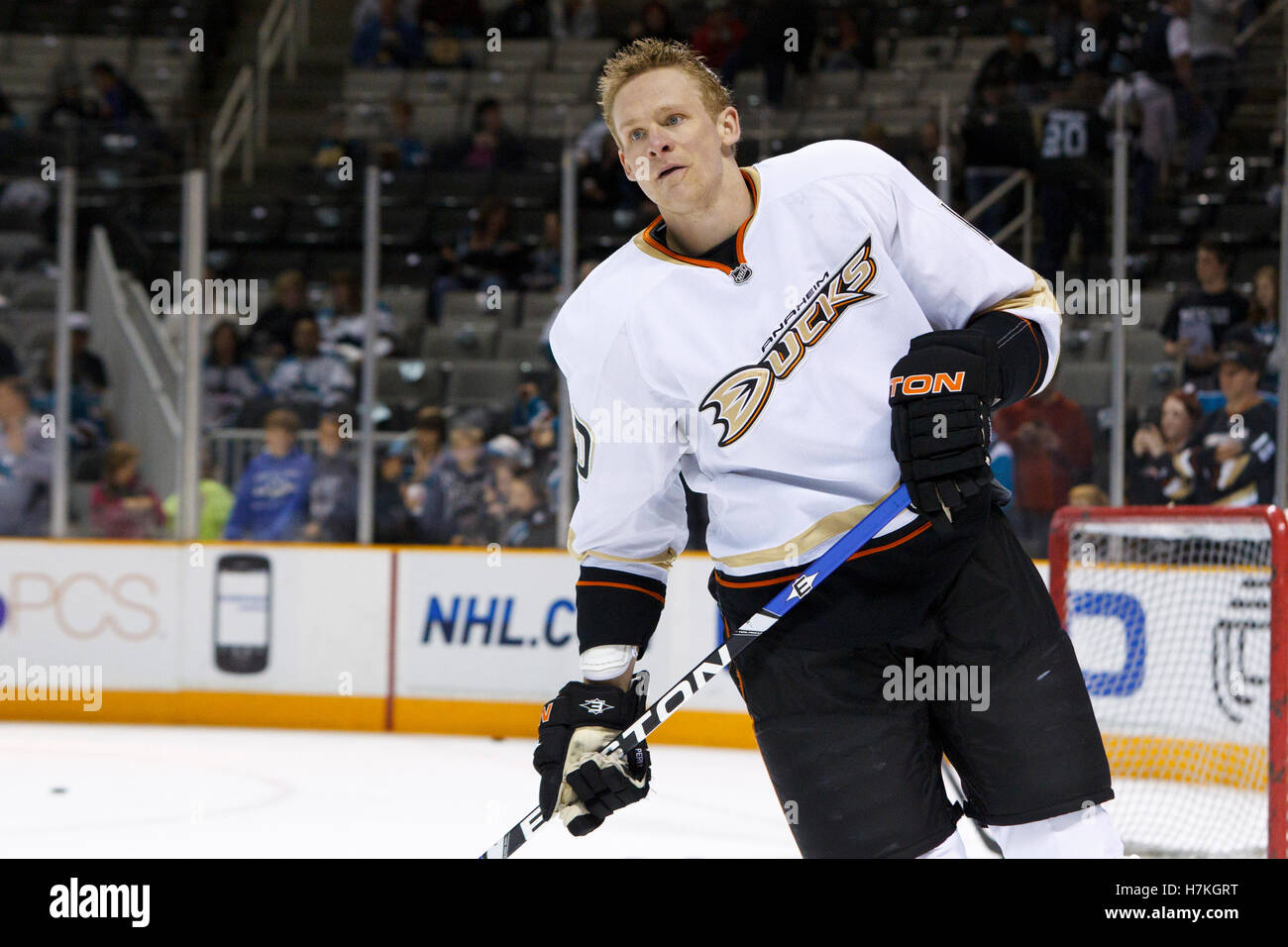 Aprile 2, 2011; San Jose, CA, Stati Uniti d'America; Anaheim Ducks ala destra Corey Perry (10) si riscalda prima della partita contro gli squali di San Jose a HP Pavilion. San Jose sconfitto Anaheim 4-2. Foto Stock