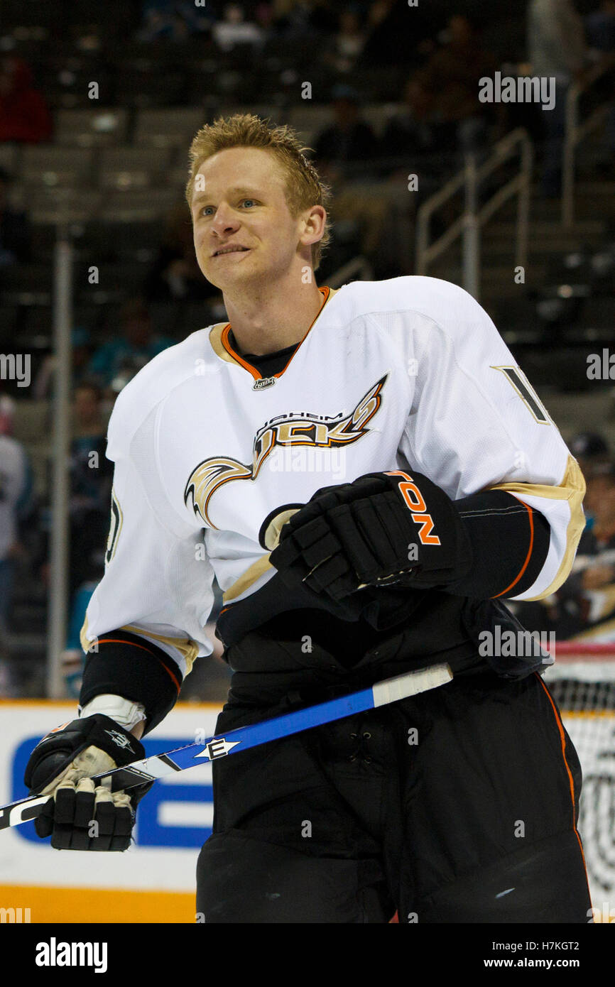 2 aprile 2011; San Jose, CA, USA; Anaheim Ducks, ala destra Corey Perry (10) si riscalda prima del gioco contro gli squali di San Jose all'HP Pavilion. Foto Stock