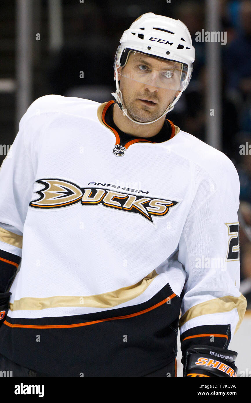 2 aprile 2011; San Jose, CA, Stati Uniti; il difensore degli Anaheim Ducks Francois Beauchemin (23) prima di affrontare i San Jose Sharks durante il primo periodo all'HP Pavilion. San Jose ha battuto Anaheim 4-2. Foto Stock
