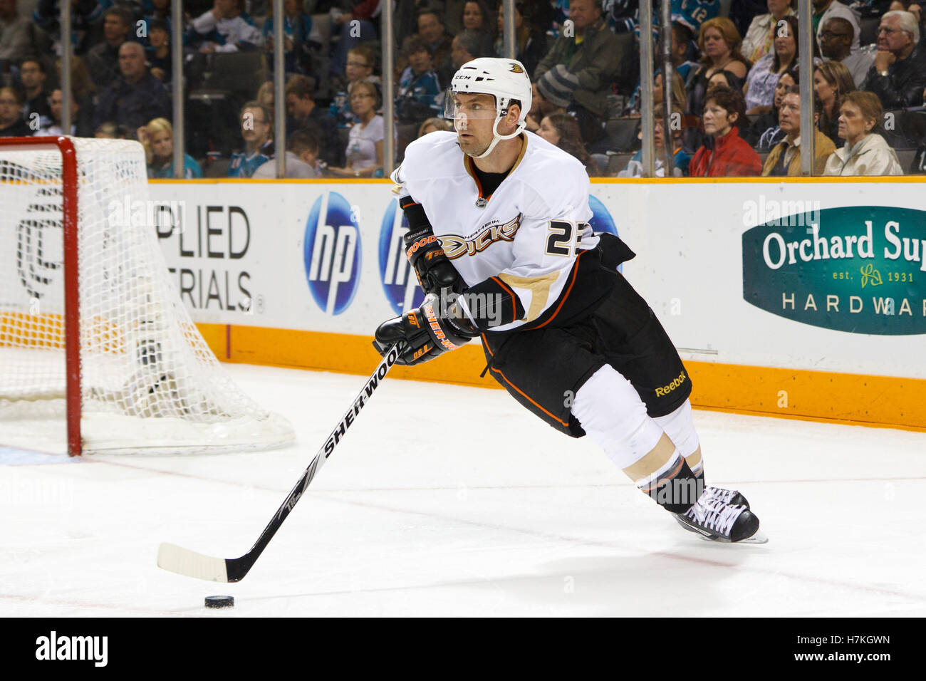 Aprile 2, 2011; San Jose, CA, Stati Uniti d'America; Anaheim Ducks defenceman Francois Beauchemin (23) dei pattini con il puck contro gli squali di San Jose durante il terzo periodo a HP Pavilion. San Jose sconfitto Anaheim 4-2. Foto Stock