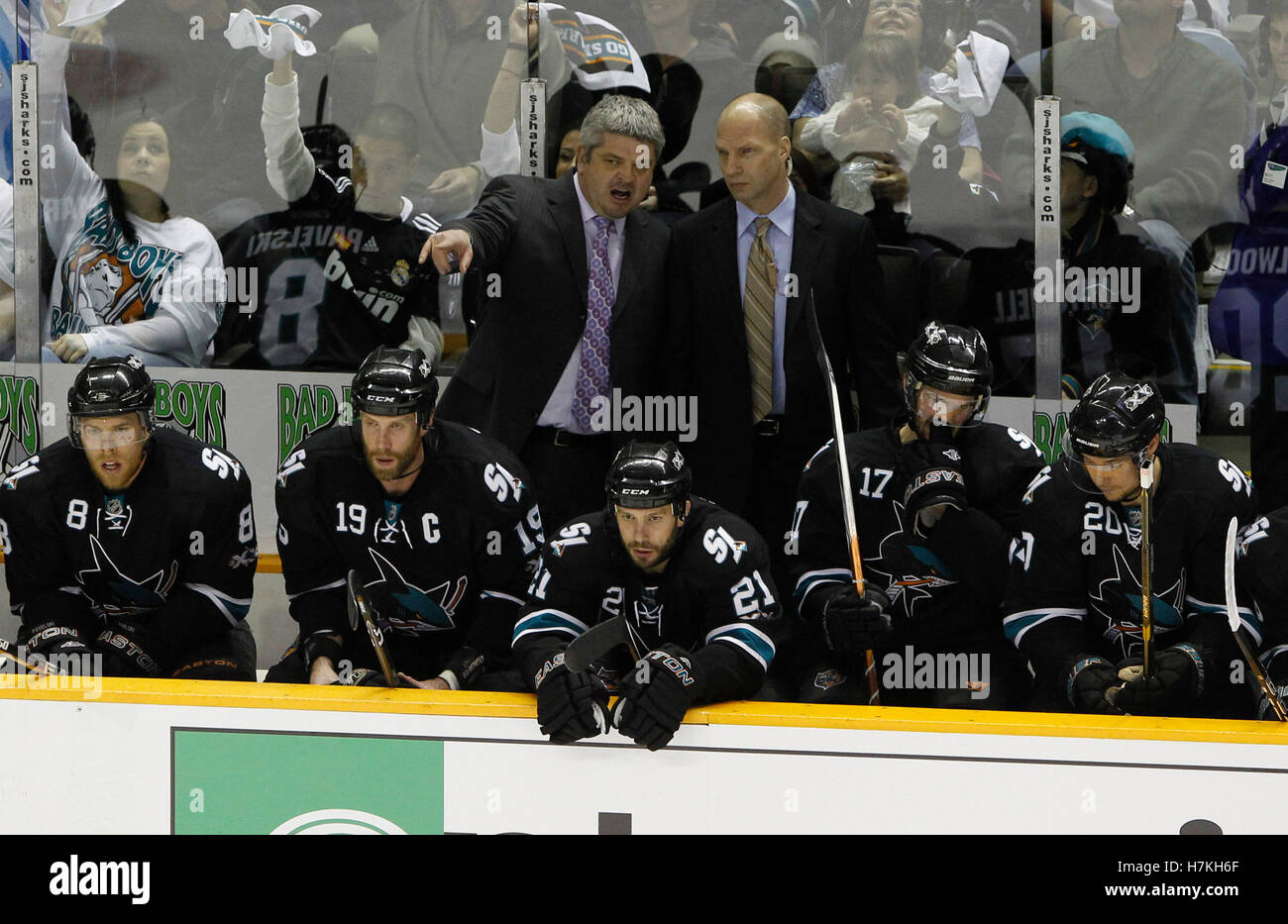 Maggio 8, 2011; San Jose, CA, Stati Uniti d'America; San Jose Sharks head coach Todd McLellan (in alto a sinistra) parla di assistant coach Matt Shaw (in alto a destra) durante il primo periodo di gioco cinque della western conference semifinali del 2011 Stanley Cup playoffs contro le ali rosse di Detroit a HP Pavilion. Foto Stock