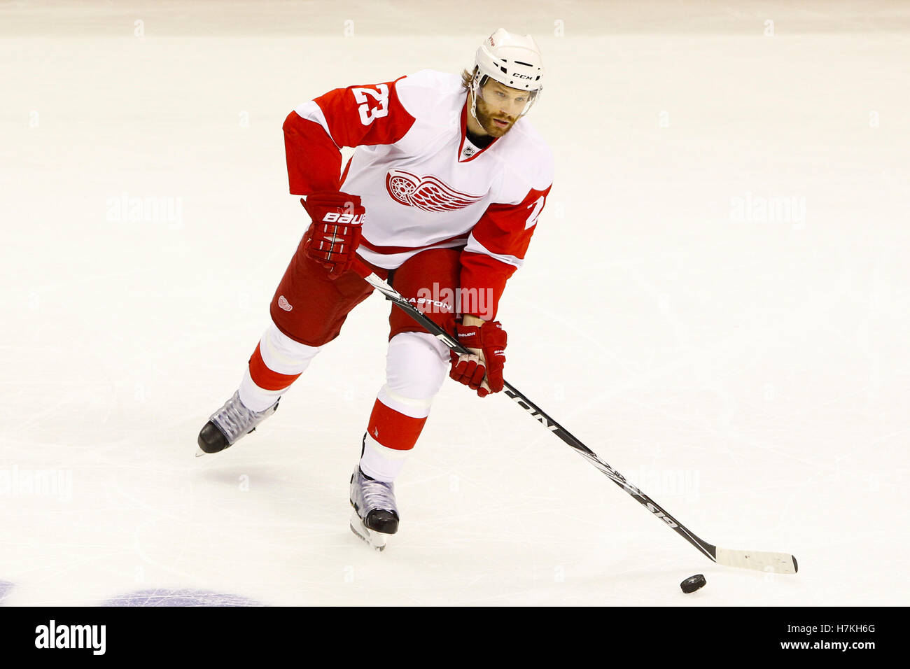 Maggio 8, 2011; San Jose, CA, Stati Uniti d'America; ali rosse di Detroit defenceman Brad Stuart (23) dei pattini con il puck contro gli squali di San Jose durante il primo periodo di gioco cinque della western conference semifinali del 2011 Stanley Cup playoff a HP Pavilion. Foto Stock