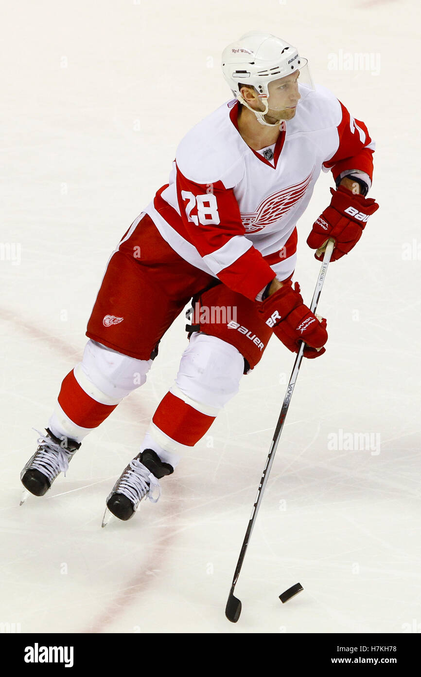 Maggio 8, 2011; San Jose, CA, Stati Uniti d'America; ali rosse di Detroit defenceman Brian Rafalski (28) dei pattini con il puck contro gli squali di San Jose durante il secondo periodo di gioco cinque della western conference semifinali del 2011 Stanley Cup playoff a HP Pavilion. Foto Stock