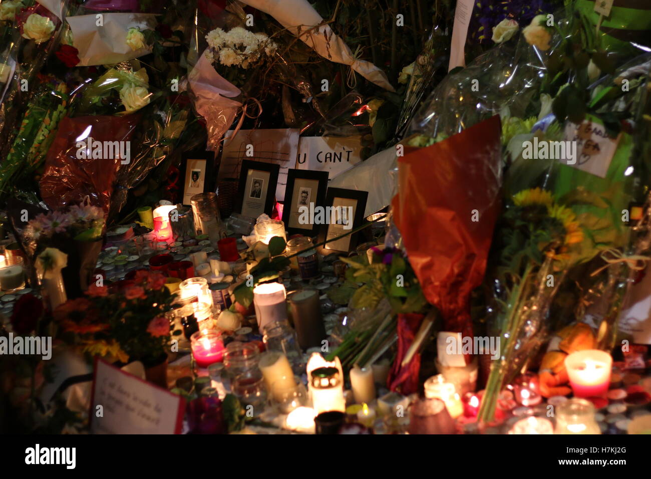 Un memoriale è tenuto per coloro che sono morti nella Parigi attacchi terroristici Foto Stock