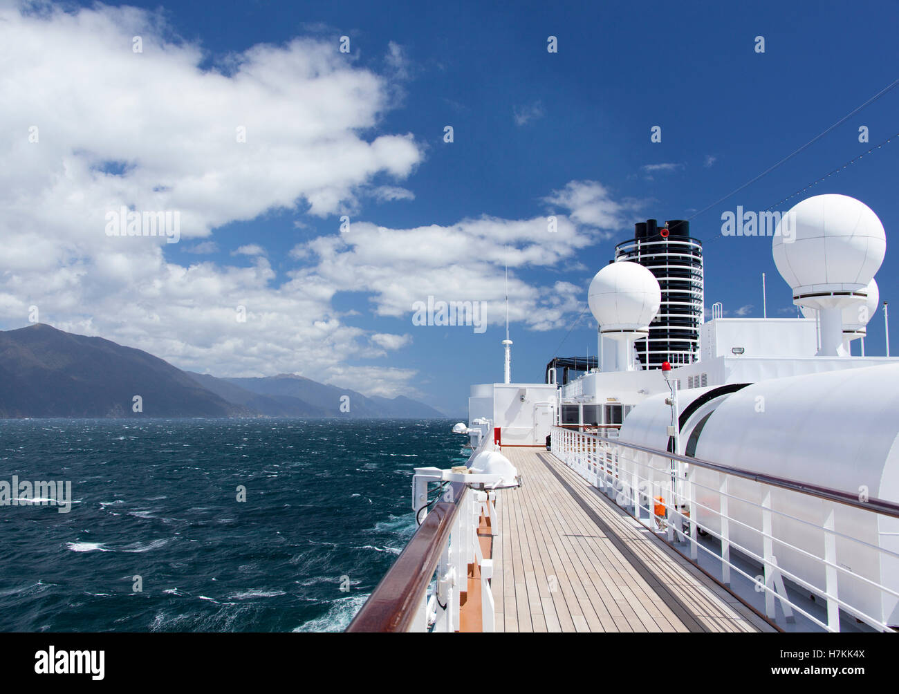 La nave da crociera in viaggio lungo la costa del Parco Nazionale di Fiordland. Foto Stock