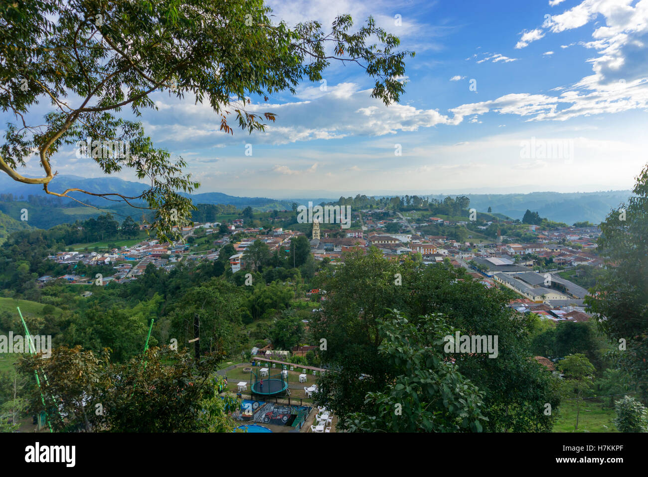 Paesaggio urbano vista idilliaca città del Salento, Colombia Foto Stock