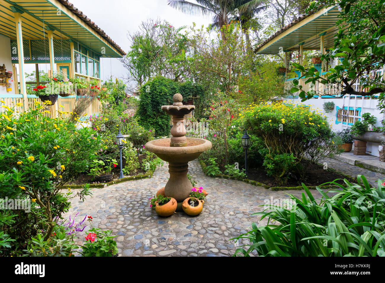 Verde e lussureggiante giardino e la fontana in una casa coloniale nel Salento, Colombia Foto Stock