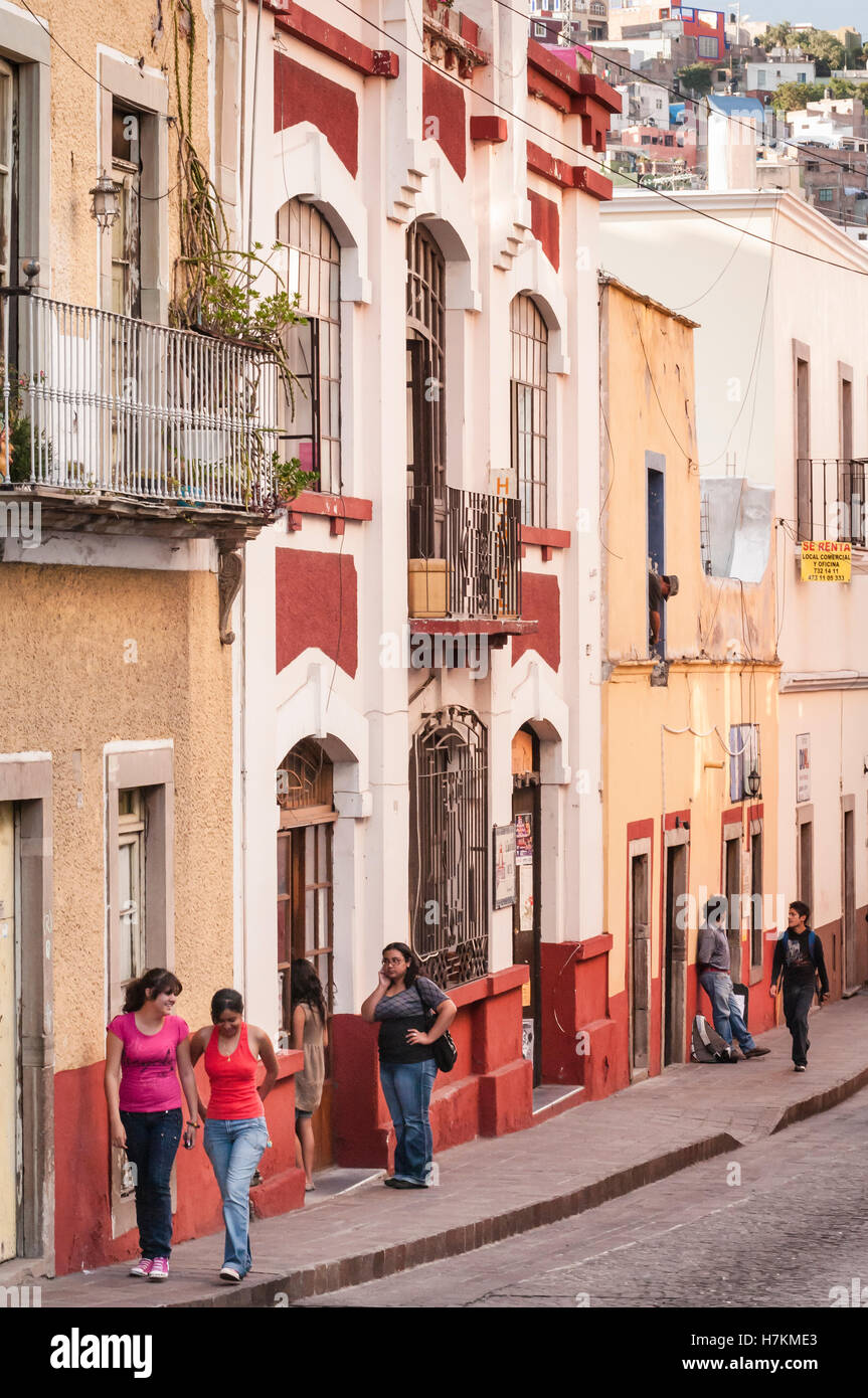 Downtown street scene in Guanajuato, Messico. Foto Stock