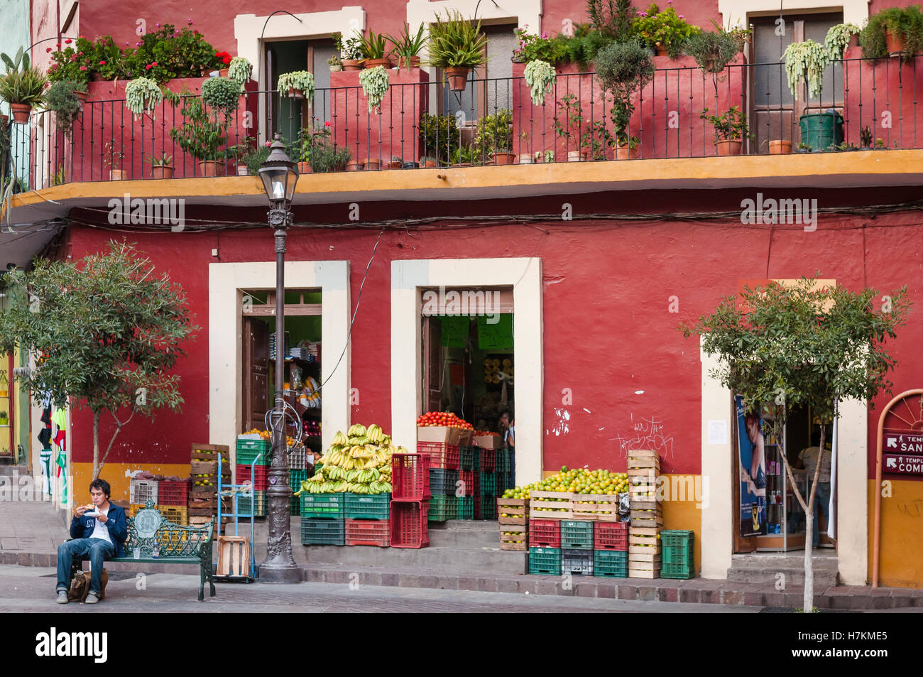 Angolo di strada del mercato e l'uomo mangiare, Guanajuato, Messico. Foto Stock