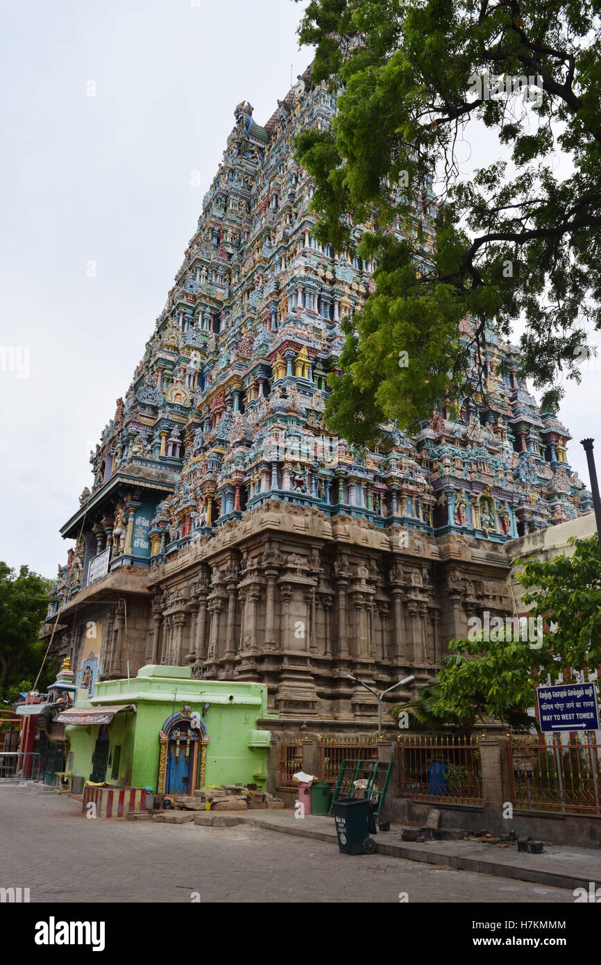 Vista laterale del tempio Meenakshi Amman, famoso tempio Madurai di gopura Foto Stock
