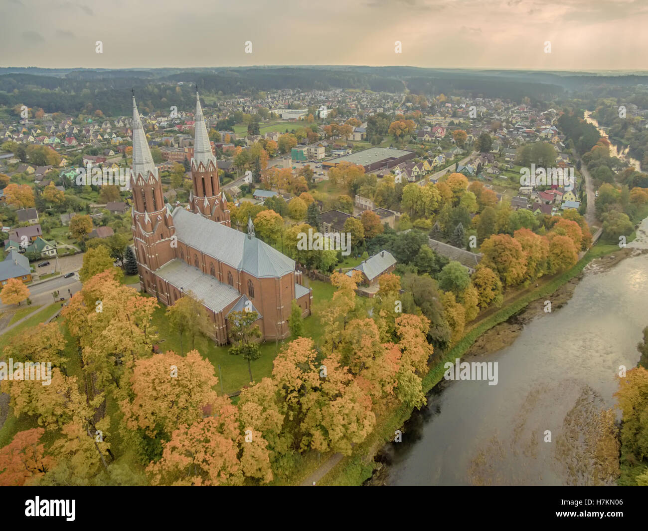 Anyksciai, Lituania: neo-gotica chiesa cattolica romana in autunno Foto Stock